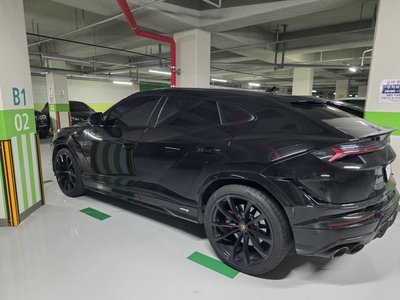 LAMBORGHINI URUS - 3