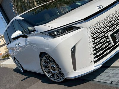 LEXUS LM - 6