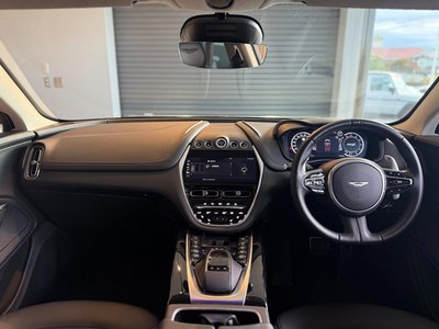 ASTON MARTIN DBX - 6