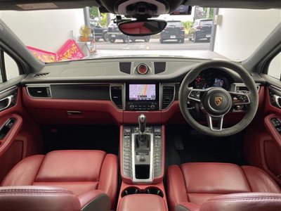2017 Porsche MACAN thumbnail 42