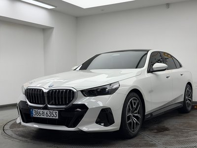 2026 BMW 5 SERIES 照片 1
