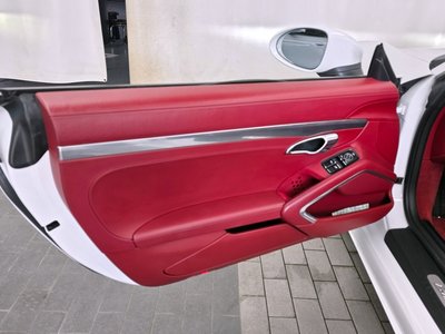 2017 Porsche 718 thumbnail 14