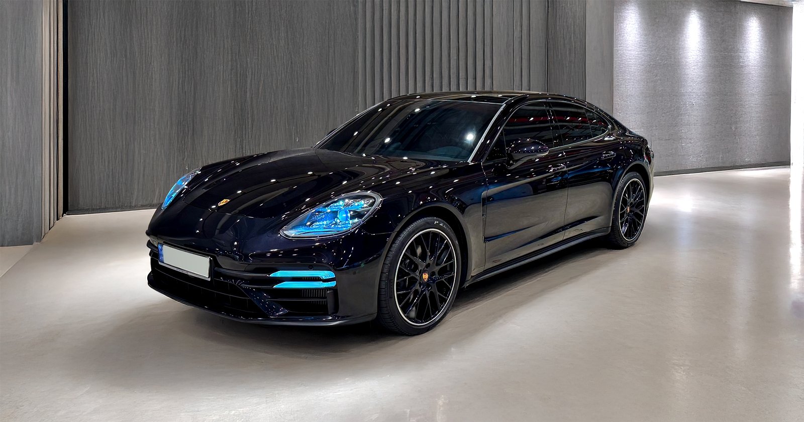 PORSCHE PANAMERA - View 1