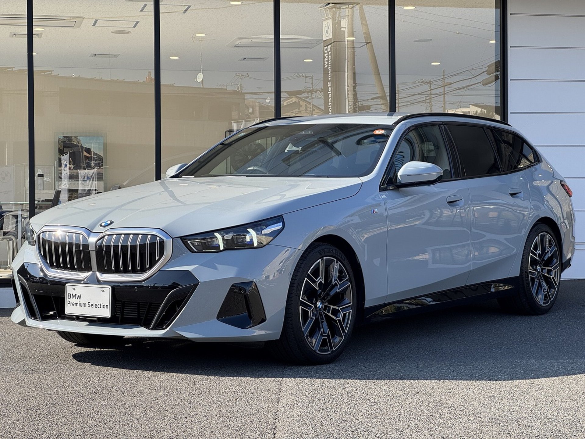 BMW 5 SERIES TOURING - View 1