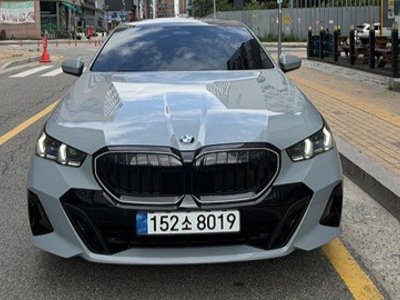 2026 BMW 5 SERIES 照片 1