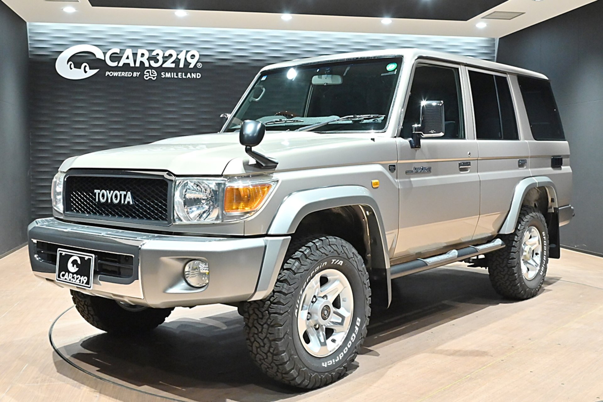 TOYOTA LAND CRUISER 70 - View 1