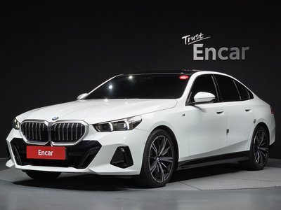 2023 BMW 5 SERIES photo 1