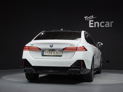 2023 BMW 5 SERIES photo 3