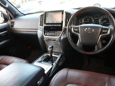TOYOTA LAND CRUISER 200 - 3