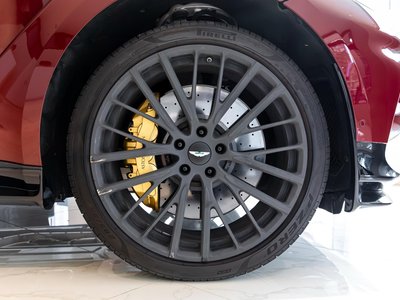 ASTON MARTIN DBX - 10