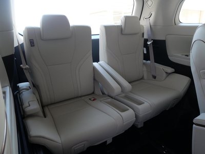 2025 Lexus LM — миниатюра 17