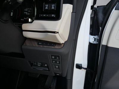 2025 Lexus LM — миниатюра 13