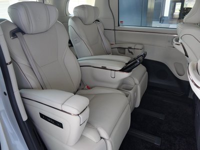 2025 Lexus LM — миниатюра 16