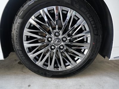 2025 Lexus LM — миниатюра 19