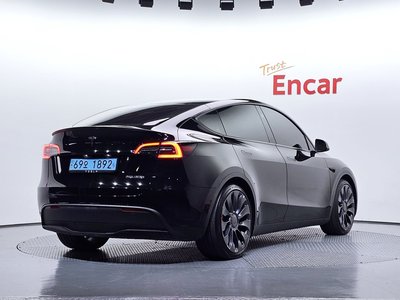 TESLA MODEL Y - 3