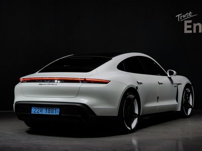 PORSCHE TAYCAN - 3