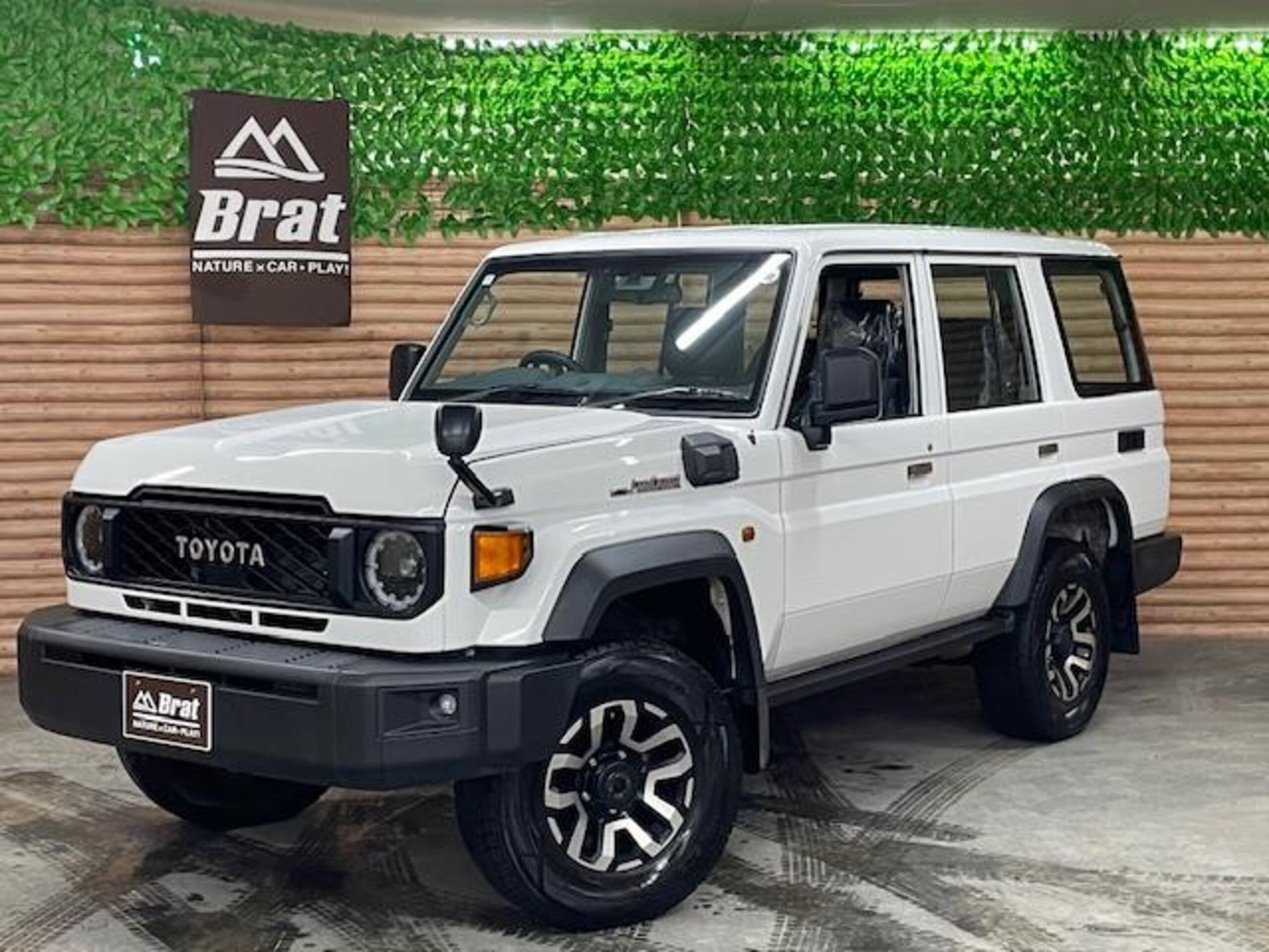 TOYOTA LAND CRUISER 70 - View 1