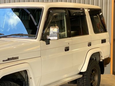 TOYOTA LAND CRUISER 70 - 8