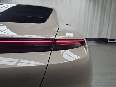 صورة 10 لـ 2023 Porsche TAYCAN