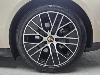 صورة 8 لـ 2023 Porsche TAYCAN