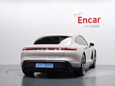 صورة 4 لـ 2023 Porsche TAYCAN