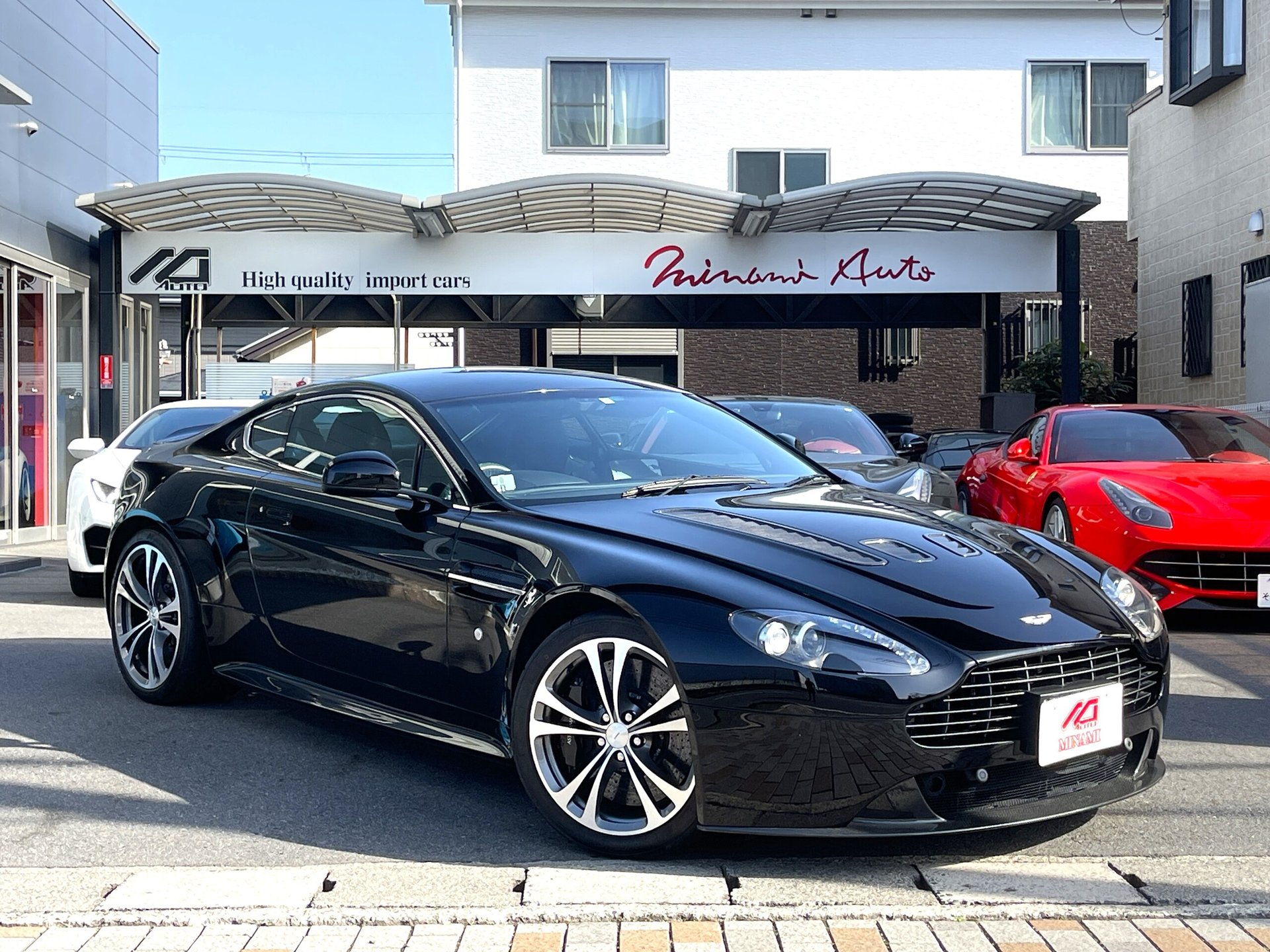 ASTON MARTIN V12 VANTAGE - View 1