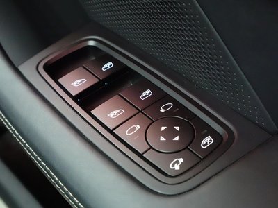 2025 Porsche TAYCAN photo 9