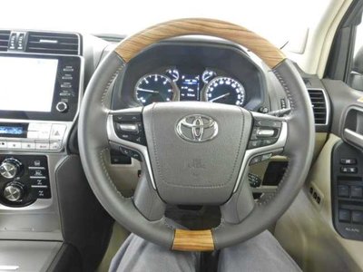 TOYOTA LAND CRUISER PRADO - 8