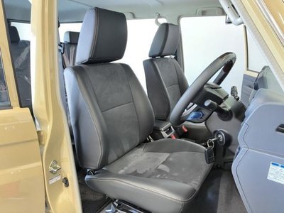 TOYOTA LAND CRUISER 70 - 8