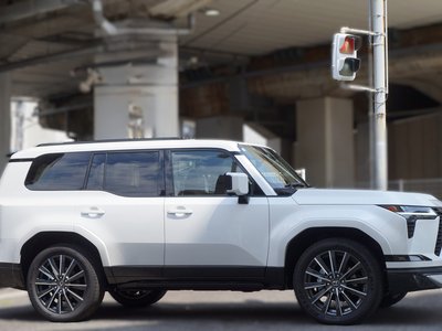 2025 Lexus GX photo 8