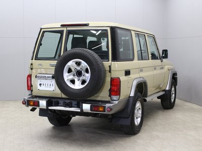 TOYOTA LAND CRUISER 70 - 9