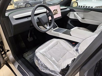 TESLA MODEL Y - 5