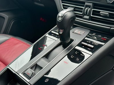 PORSCHE MACAN - 10