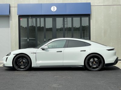 صورة 14 لـ 2023 Porsche TAYCAN
