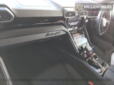 LAMBORGHINI URUS - 3