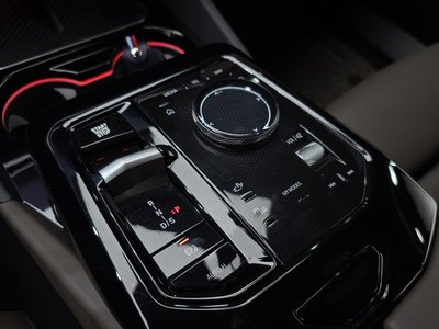 2025 BMW 5 SERIES — миниатюра 12