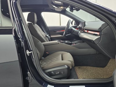 2025 BMW 5 SERIES — миниатюра 16