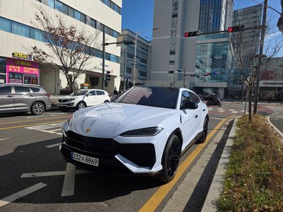 LAMBORGHINI URUS - 3