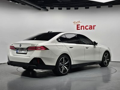 2025 BMW 5 SERIES — фото 2