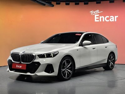 2025 BMW 5 SERIES — фото 1