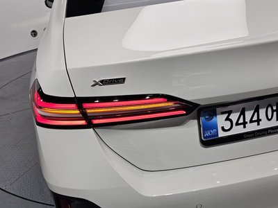 2025 BMW 5 SERIES — фото 10