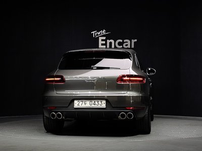 PORSCHE MACAN - 4