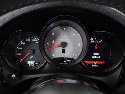 PORSCHE MACAN - 8