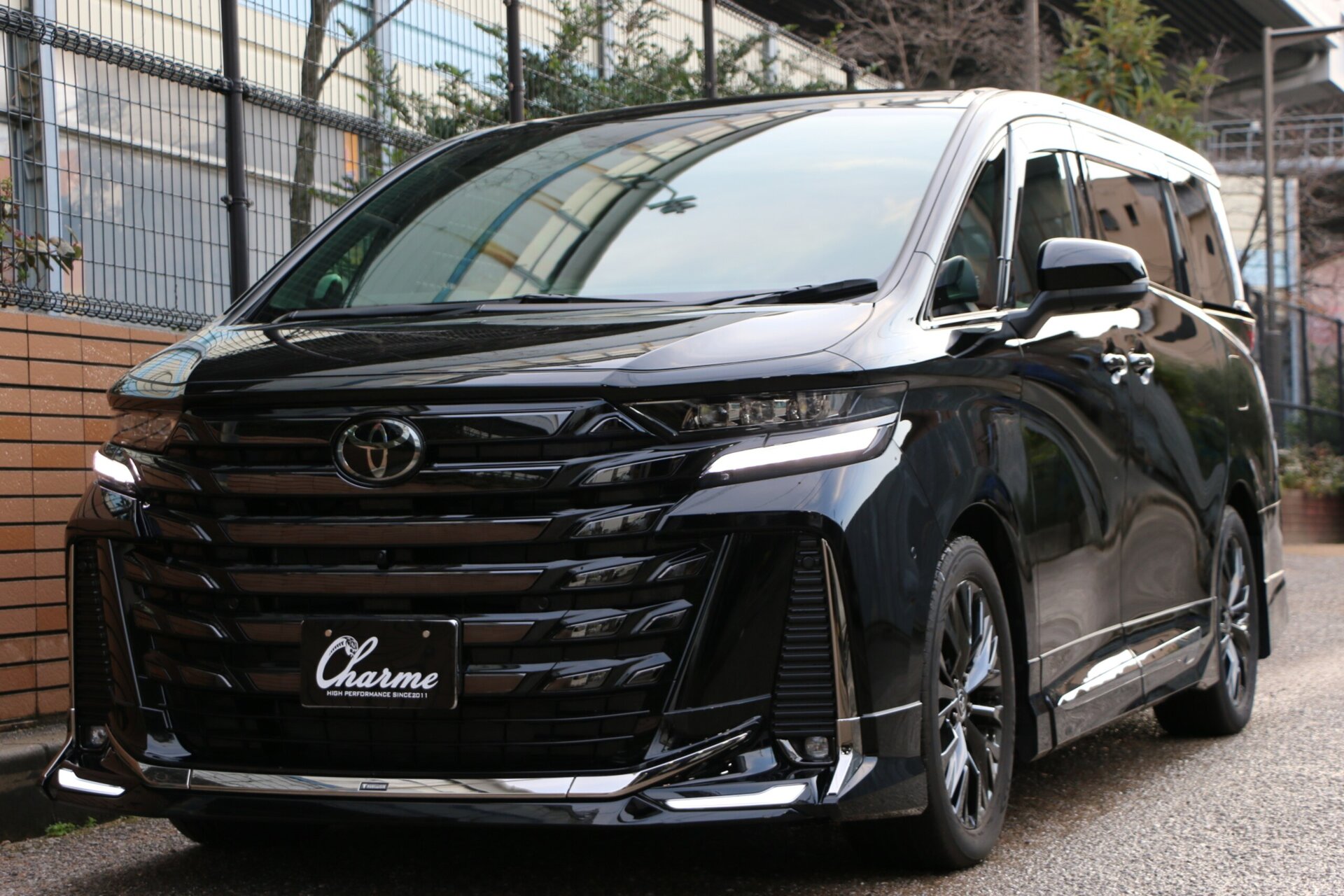 TOYOTA VELLFIRE - View 1