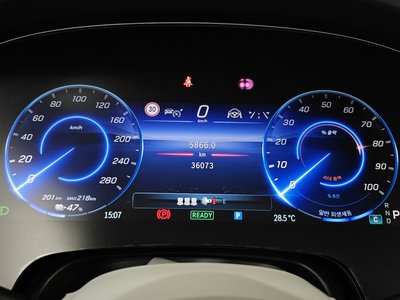 MERCEDES-BENZ EQE - 8