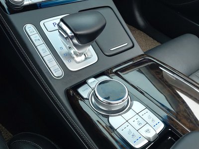 2020 Genesis G90 photo 9