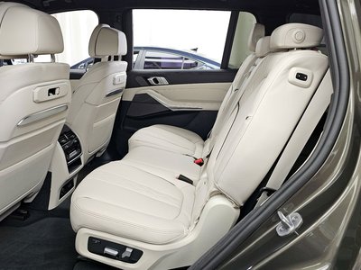 2025 BMW X7 缩略图 16
