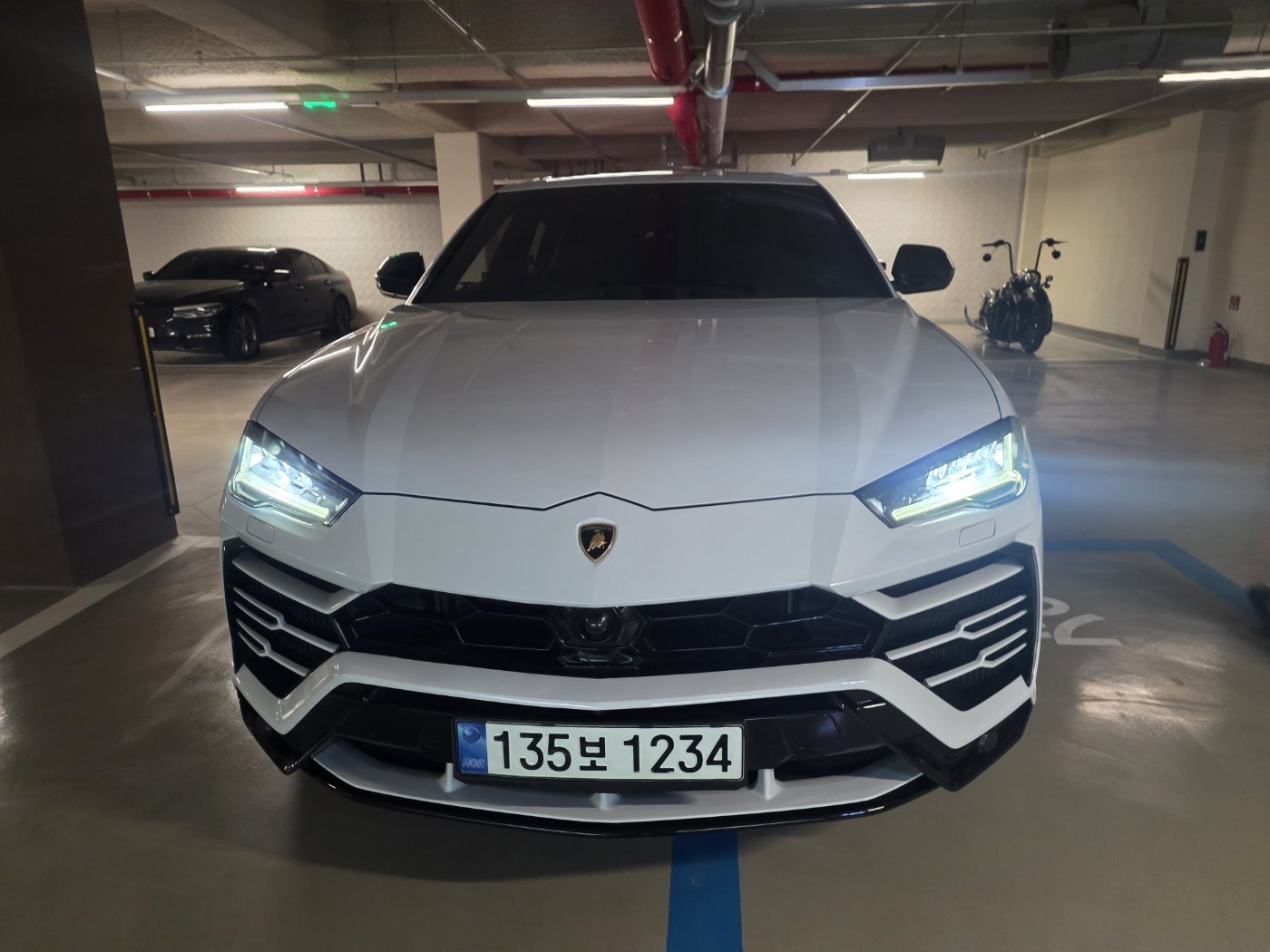 LAMBORGHINI URUS - View 1