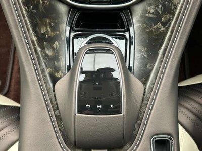 صورة 63 لـ 2017 Aston Martin DB11
