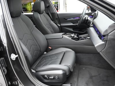 2025 BMW 5 SERIES 照片 10